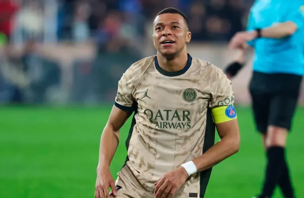 Kylian Mbappé y algunos compañeros