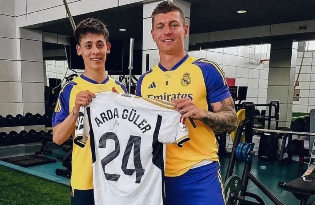 Arda Güler y Toni Kroos.