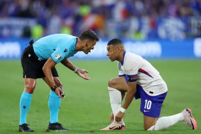 Gil Manzano, conversando con Mbappé, este lunes, en el Austria-Francia.