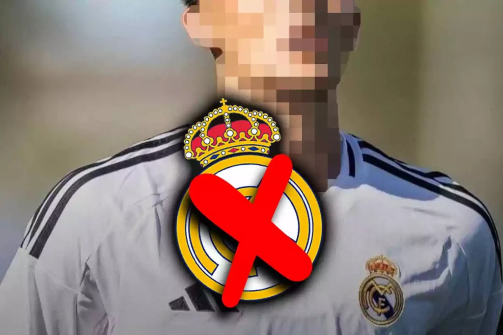 Jugador de incógnito del Madrid con escudo RM tachado