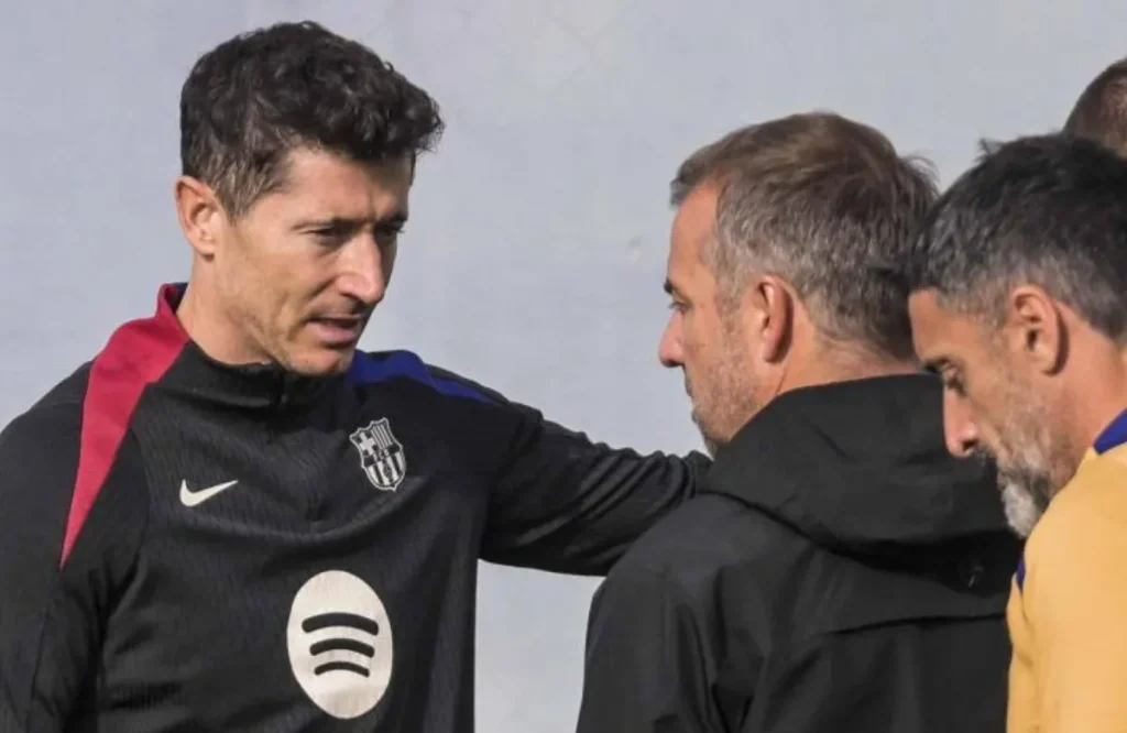 Flick y Lewandowski durante un entrenamiento con el Barça