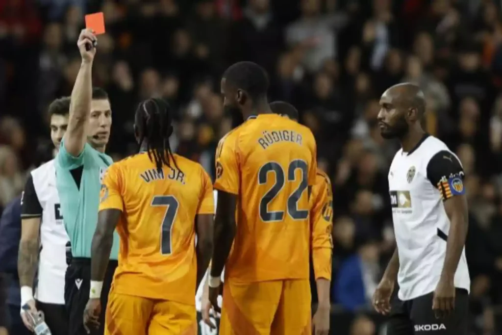 Vinicius Jr. acabó expulsado en su regreso a Mestalla.