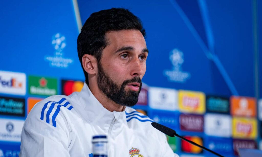 Álvaro Arbeloa hablando en rueda de prensa.