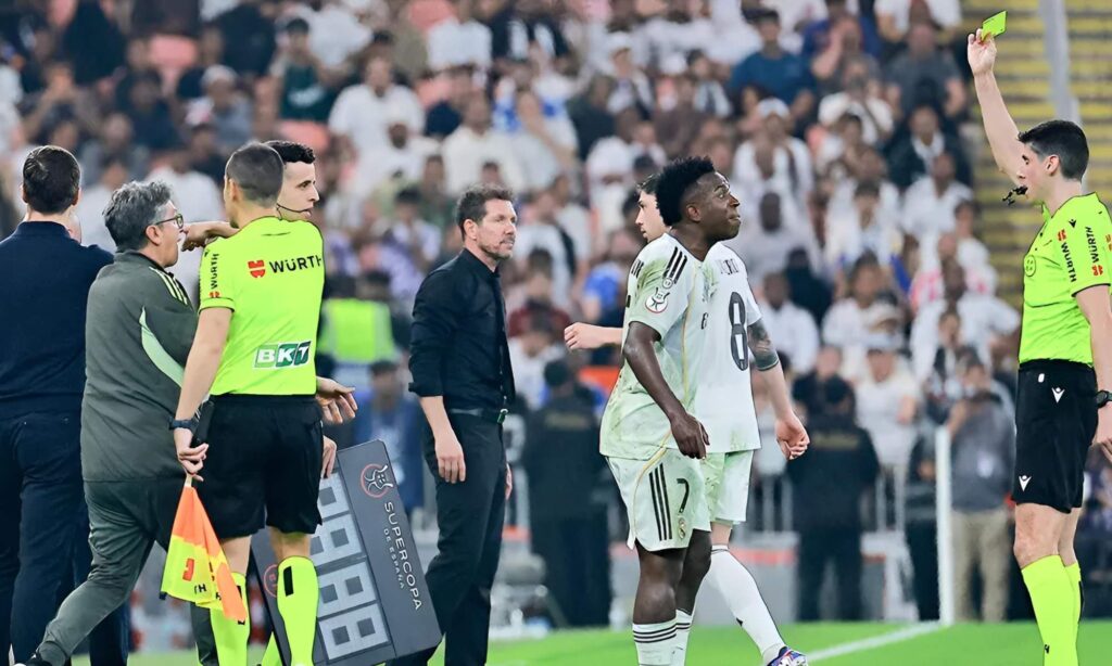 Vinicius y Tchouameni, los dos futbolistas del Real Madrid con más amarillas en la Liga: Mastantuono y Carreras están al borde de la sanción