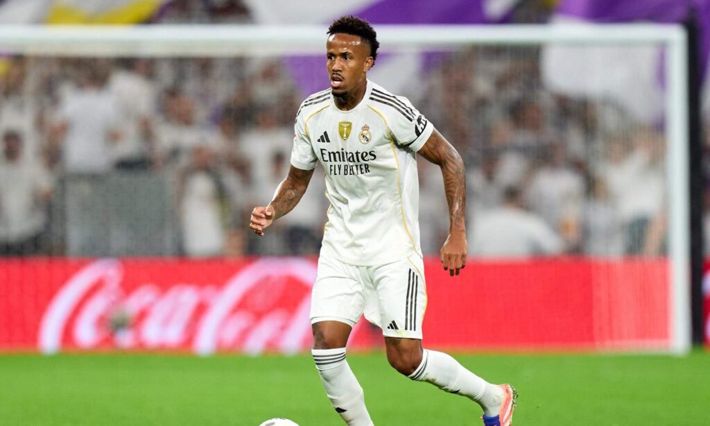 Eder Militao disputando un partido con el Real Madrid.