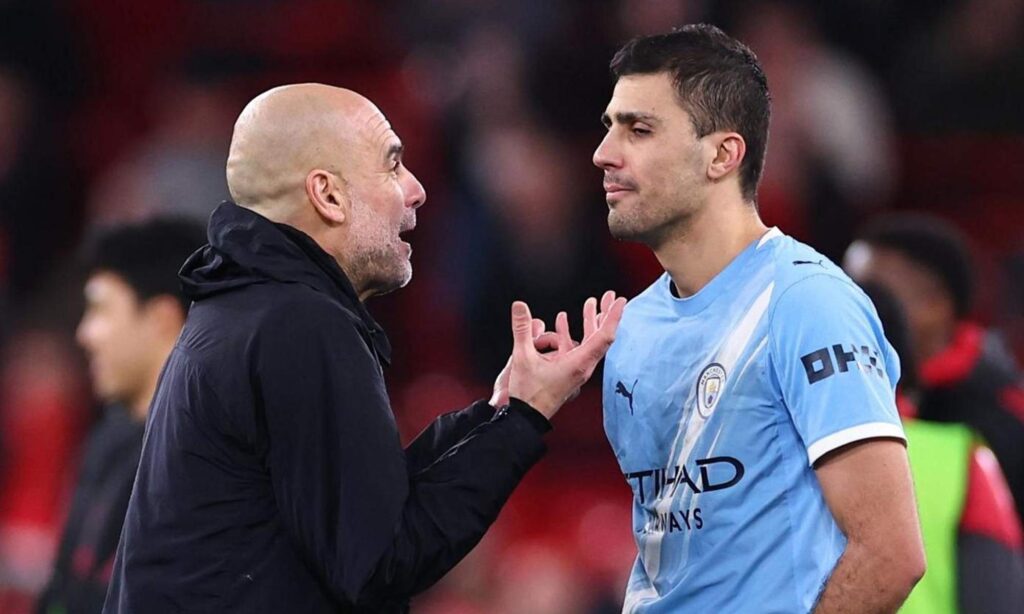 Pep Guardiola y Rodri Hernández en un partido del Manchester City.