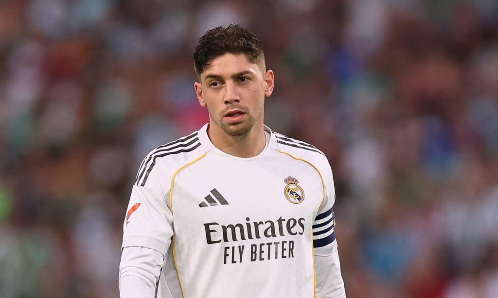 Fede Valverde disputando un partido con el Real Madrid.