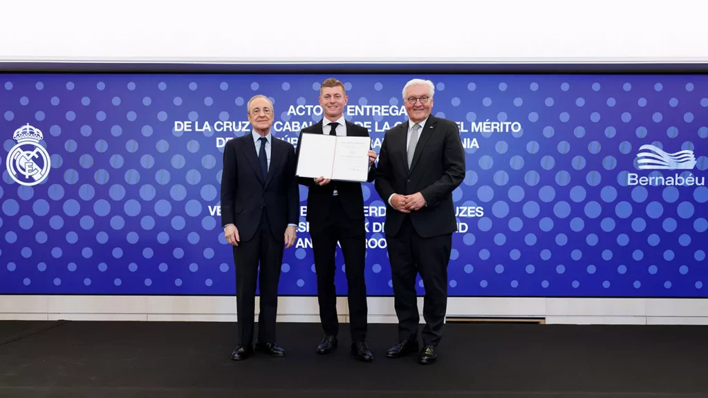 Toni Kroos y Florentino Pérez durante un acto institucional en el Santiago Bernabéu.