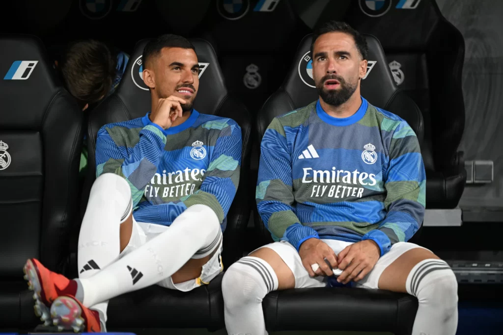 Dani Carvajal y Dani Ceballos, en el banquillo durante un partido del Real Madrid.