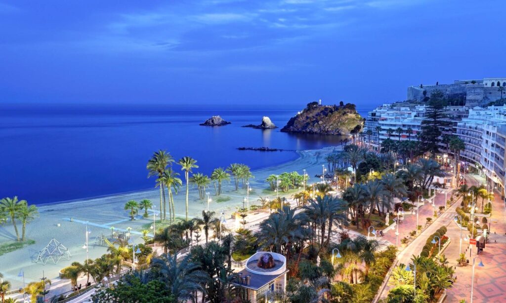 El paseo marítimo perfecto para recorrer a pie: con vistas infinitas al Mediterráneo y 6 kilómetros de playas de aguas cristalinas