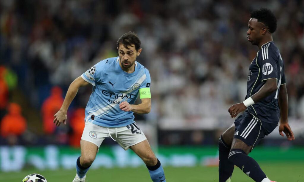 Bernardo Silva, junto a Vinicius Junior, en un choque de esta edición de Champions entre Manchester City y Real Madrid.