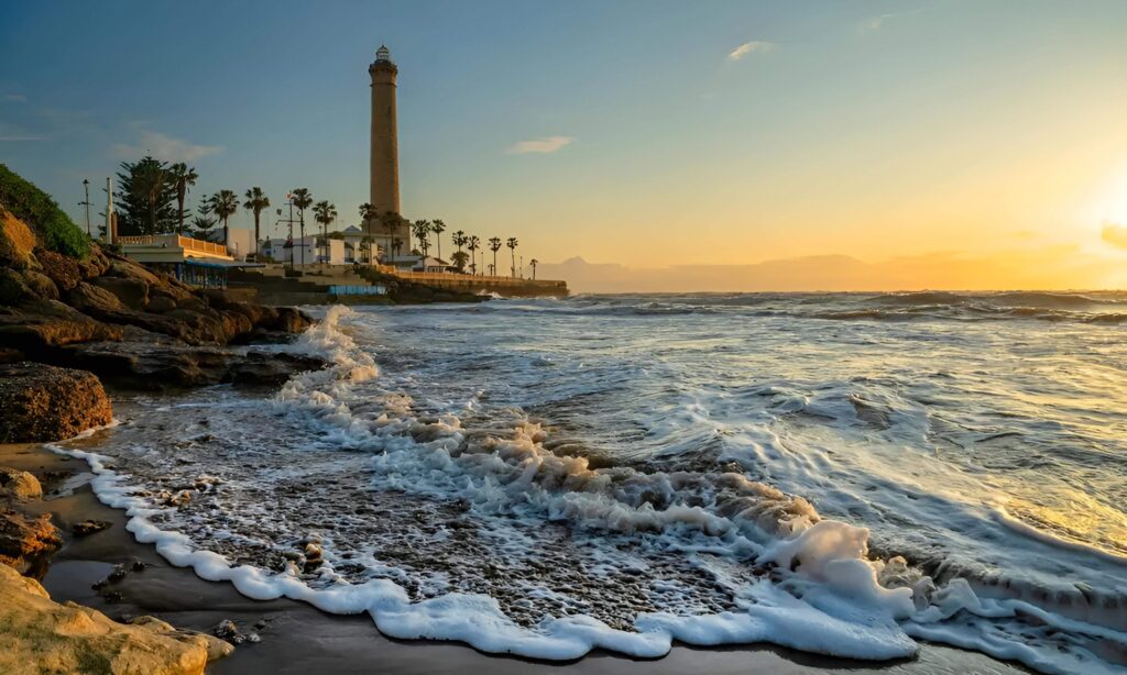 El paseo marítimo perfecto para recorrer a pie: el faro más alto de España, 12 kilómetros de playas y es ideal para comer pulpo frente al Atlántico