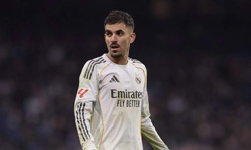 Dani Ceballos disputando un partido con el Real Madrid.