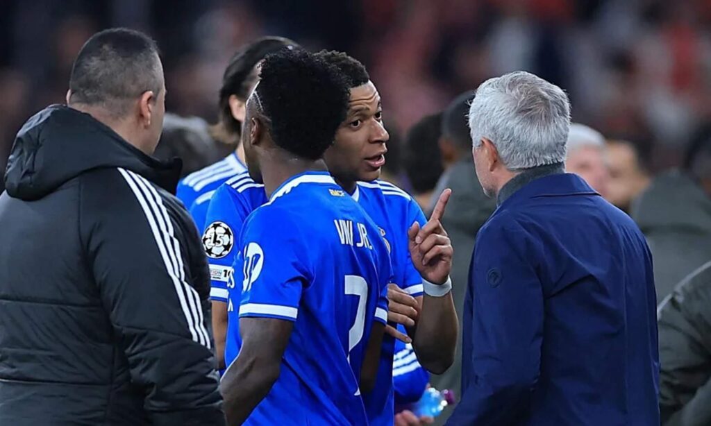 José Mourinho y Kylian Mbappé, hablando durante el partido de Champions League entre el Benfica y el Real Madrid correspondiente a la ida de los