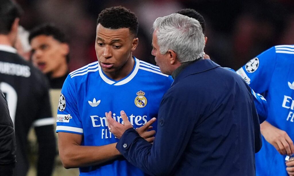 José Mourinho y Kylian Mbappé con la camiseta del Real Madrid.
