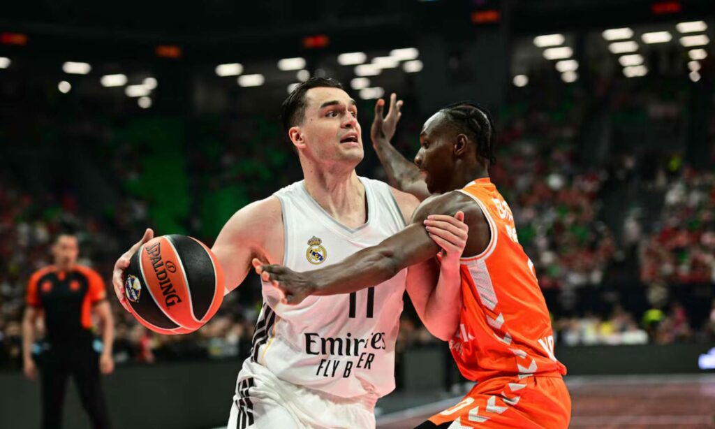 Mario Hezonja, conduciendo la pelota en una acción ofensiva durante el partido de esta noche entre Real Madrid y Valencia Basket.