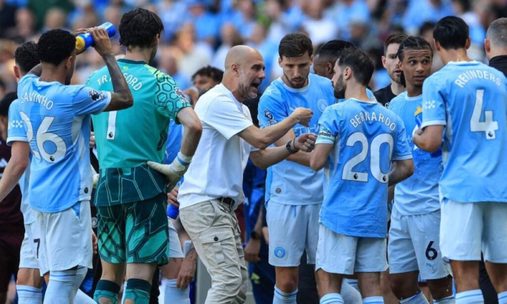Pep Guardiola, hablando con sus jugadores en un partido durante esta temporada del Manchester CIty.
