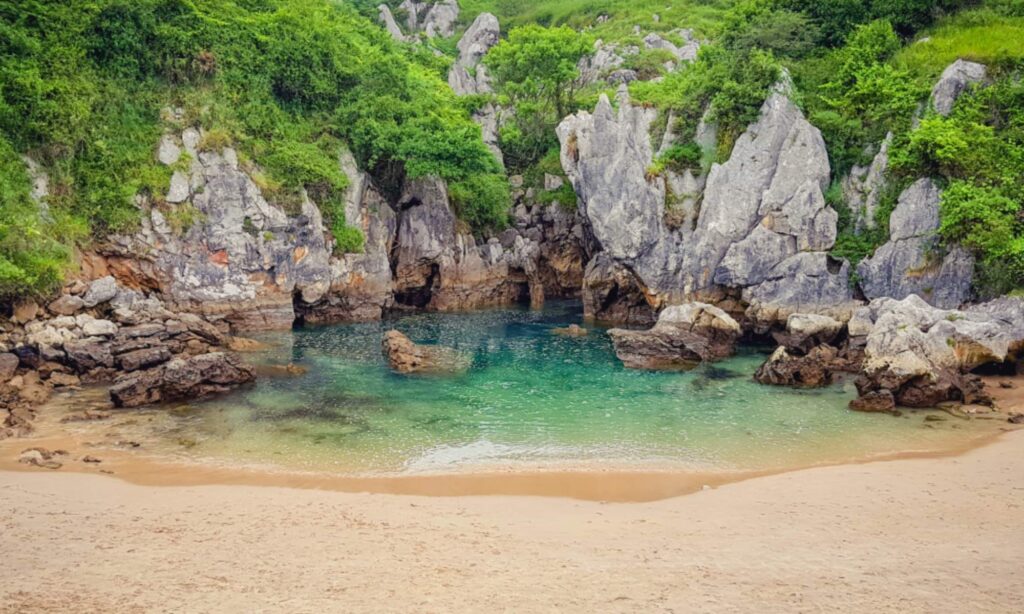 La playa de Gulpiyuri, en Asturias, es la más pequeña del mundo.