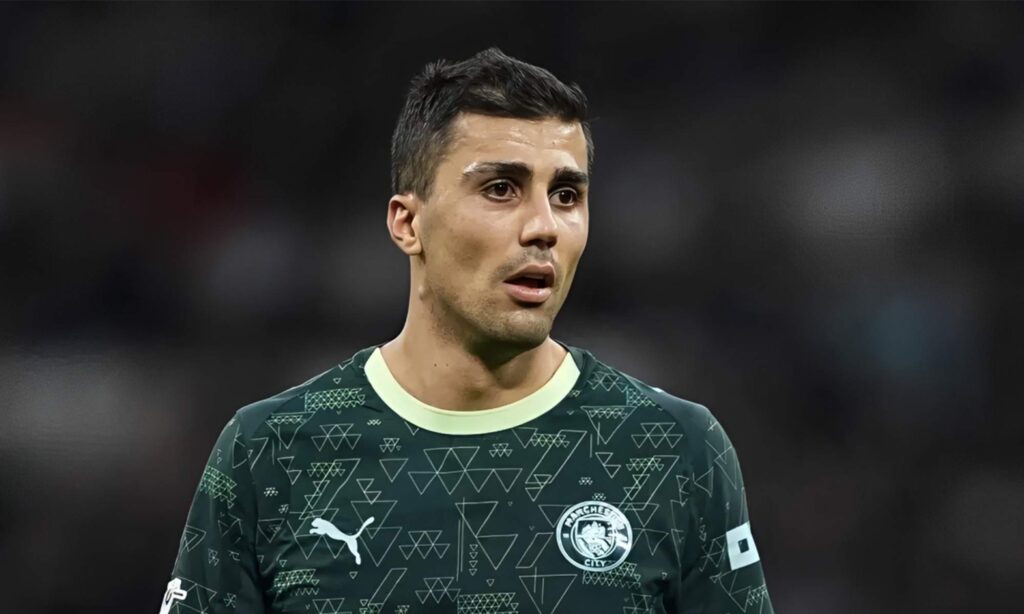 Rodri Hernández jugando un partido con el Manchester City.