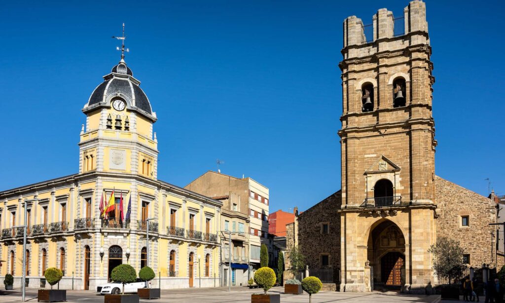 El refugio de Rodri Hernández: pueblo de 10.200 habitantes, 300 murales y al lado de fortalezas medievales
