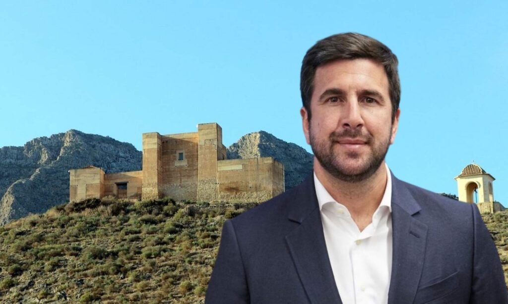 El refugio de Enrique Riquelme en Alicante: un pueblo de 7.500 habitantes, un castillo del siglo XII y las playas de la Costa Blanca a menos de 30 minutos