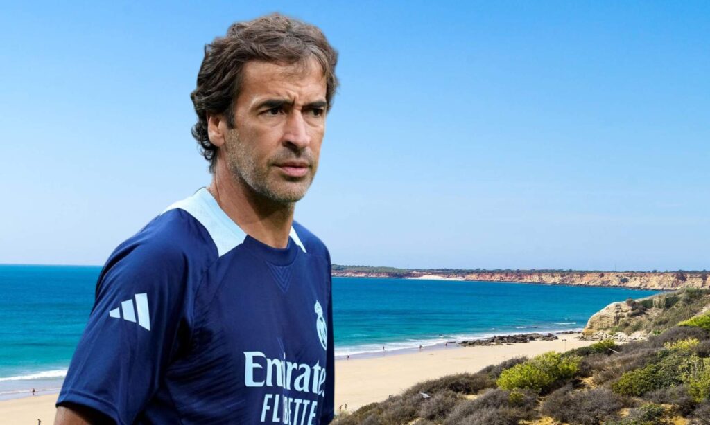 El refugio de Raúl González para desconectar: un pueblo de 20.000 habitantes, más de 14 kilómetros de playas cristalinas y una torre medieval del siglo XIV